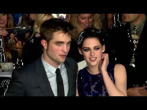 VIDEO : Robert Pattinson And Kristen Stewart's Sex Life 'Put On Hold' At Mom's House