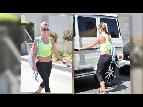 VIDEO : Julianne Hough Flaunts Her Toned Tummy In A Crop Top After Gym Visit