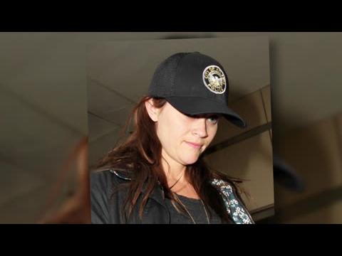 VIDEO : Reese Witherspoon Wears Atlanta Police Department Hat