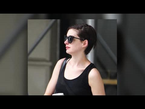 VIDEO : Anne Hathaway Is A Brunette Again