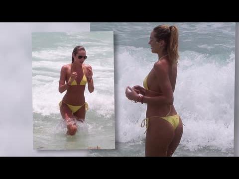 VIDEO : Candice Swanepoel Est Renversante Dans Un Bikini Jaune