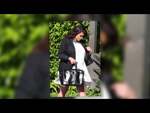 VIDEO : Kim Kardashian Choisit Enfin Le Confort Dans Une Robe Blanche