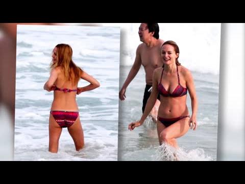 VIDEO : Heather Graham Looks Red Hot In A Bikini At 43