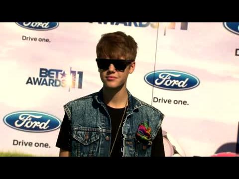 VIDEO : Justin Bieber's Neighbors Are Revolting Against Him