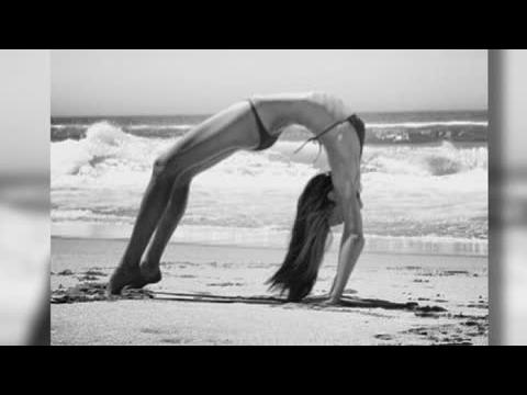 VIDEO : Miranda Kerr Shows Off Her Bikini Body In An Impressive Yoga Pose