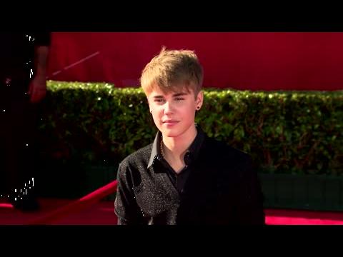 VIDEO : Underage Justin Bieber Is Escorted Out Of Los Angeles Nightclub