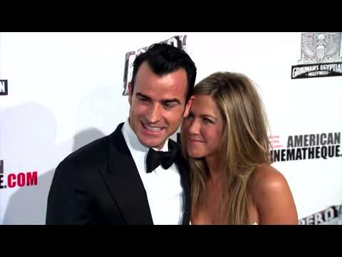 VIDEO : Hard Workers Jennifer Aniston And Justin Theroux Push Back Their Wedding Until Christmas
