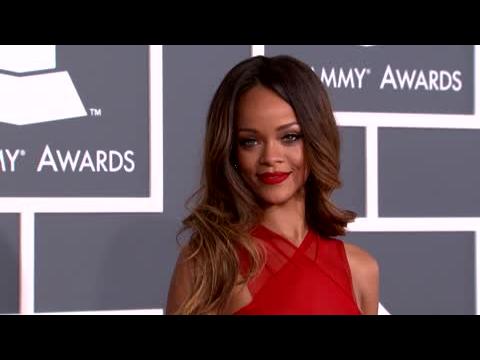 VIDEO : Rihanna Shows Up Two Hours Late To Another Show
