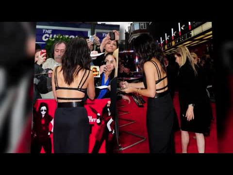 VIDEO : Sandra Bullock Shows Off Her Built-In Bra Under A Backless Dress At The Heat London Premiere