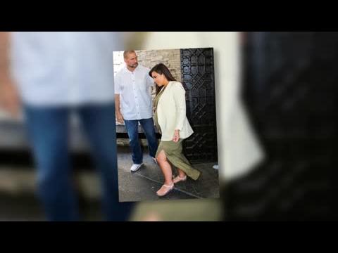 VIDEO : Pregnant Kim Kardashian Laughs Off Kanye West Cheating Allegations At Lunch