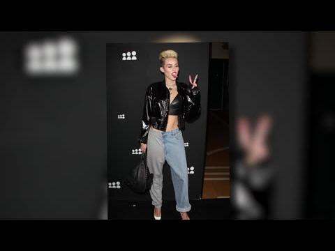 VIDEO : Miley Cyrus Flaunts Her Flat Tummy In A Racy Leather Crop Top