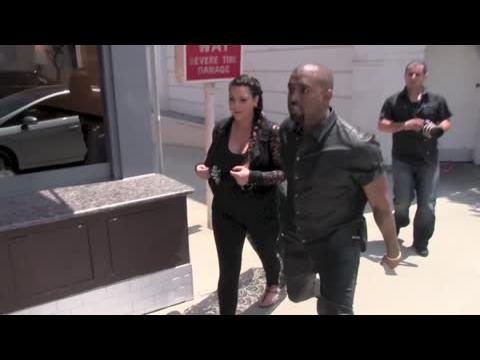 VIDEO : Kim Kardashian Supports Kanye West's Aggression Towards Photographers