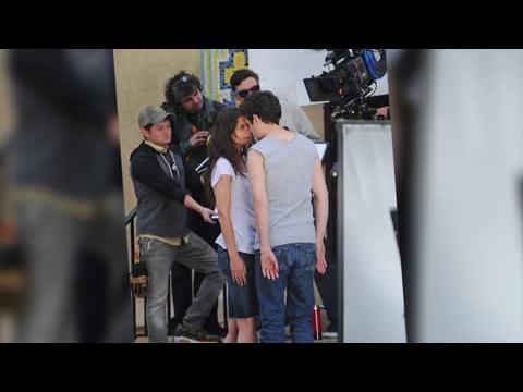 VIDEO : Katie Holmes Gets Up Close And Personal With A Sexy Man On Set
