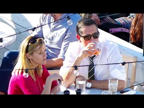VIDEO : Reese Witherspoon And Jim Toth Relax In New York City With Drinks
