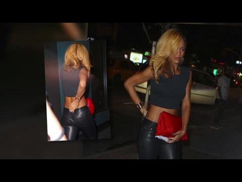 VIDEO : Rihanna Pulls Up Her Pants To Avoid A Wardrobe Malfunction