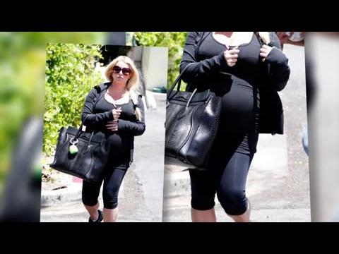 VIDEO : Jessica Simpson Wears Spandex Over Her Growing Baby Bump