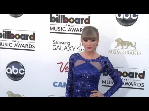 VIDEO : Taylor Swift Grossed Out When Selena Gomez And Justin Bieber Kiss