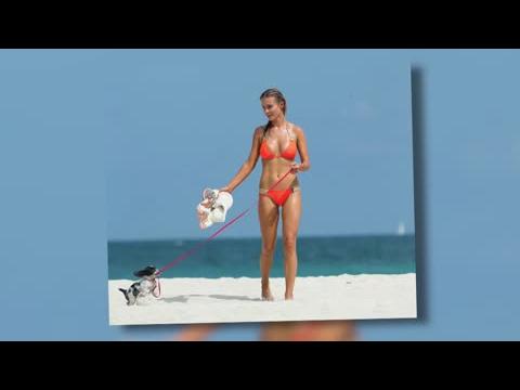 VIDEO : Joanna Krupa En Bikini Avec Son Chiot