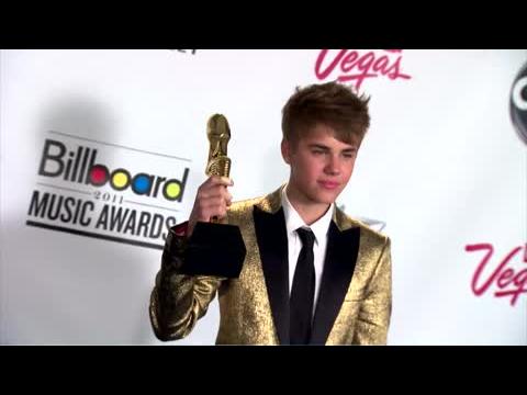 VIDEO : Justin Bieber Gets Booed After Winning At The Billboard Awards