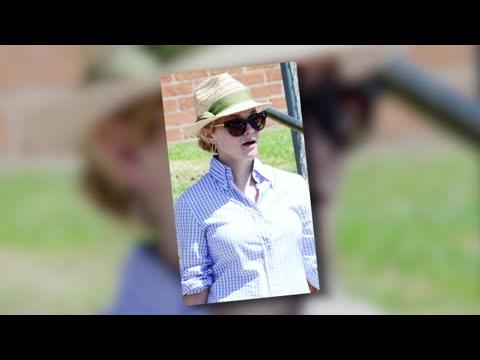 VIDEO : Reese Witherspoon Goes Back To Blonde At Son's Soccer Game