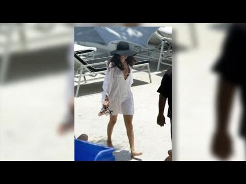 VIDEO : Selena Gomez Soaks Up The Sun In Miami In A Bikini And Cover-Up