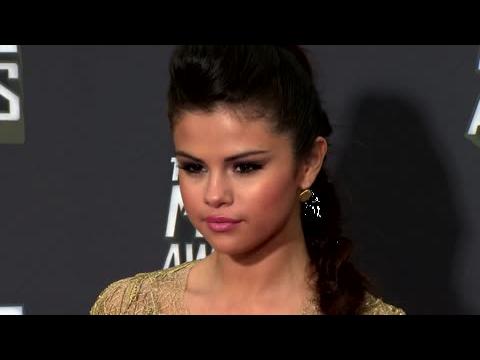 VIDEO : Selena Gomez Insists She's Single And Available
