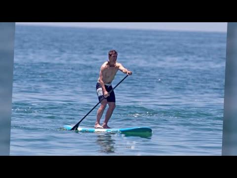 VIDEO : Tom Cruise Paddle Boards In Malibu