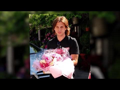 VIDEO : Jonathan Cheben Delivers Flowers To Kim Kardashian