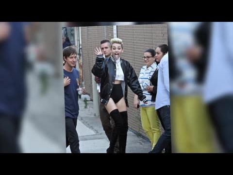 VIDEO : Miley Cyrus Flaunts Her Legs While Performing We Can't Stop