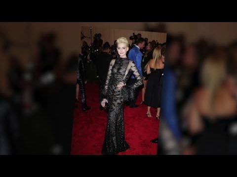 VIDEO : Anne Hathaway Narrowly Avoids Wardrobe Malfunction In See-Through Dress At Met Ball