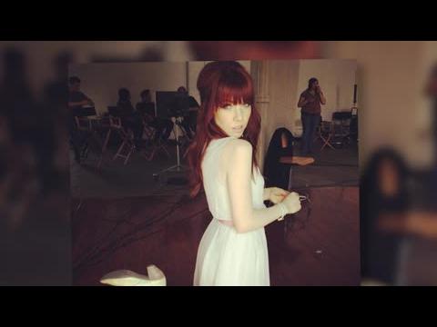 VIDEO : Carly Rae Jepsen Dyes Her Hair Red