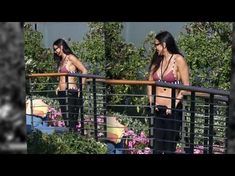VIDEO : Demi Moore A Rocks Bikini At Harry Morton's Family House