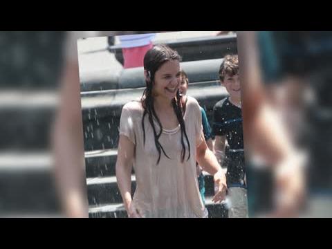 VIDEO : Katie Holmes Trempe En T-shirt Pendant Qu'elle Joue Dans Une Fontaine