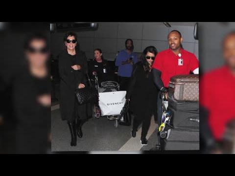 VIDEO : Kim Kardashian Ditches Heels As She Jets Back To LA Without Kanye
