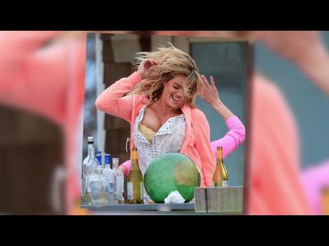 VIDEO : Bouncy Kate Upton Busts Out On Film Set
