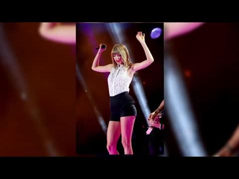 VIDEO : Taylor Swift Wears Tiny Hotpants At CMA Music Festival