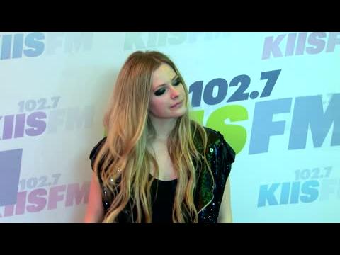 VIDEO : Was Avril Lavigne Sporting A Baby Bump In London?