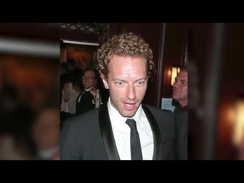 VIDEO : Chris Martin Shows Off His Tight Curls