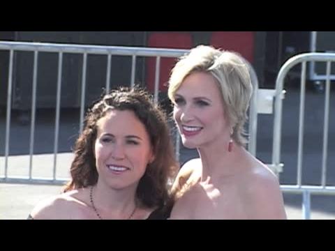 VIDEO : Jane Lynch Splitting From Wife Of Three Years