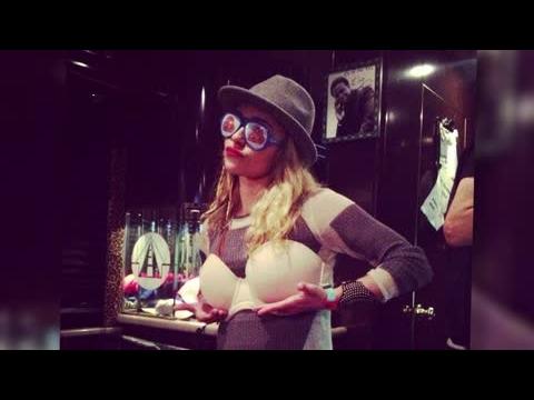 VIDEO : Hayden Panettiere Gives Herself A Boost In An Oversized Bra