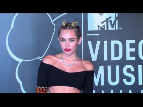 VIDEO : Miley Cyrus' Team Freaked Out By VMA Performance