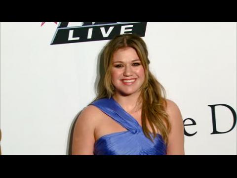 VIDEO : Kelly Clarkson Calls VMA Performers 'Pitchy Strippers'