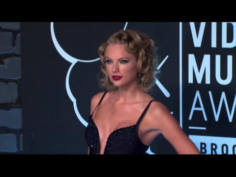 VIDEO : Taylor Swift Drops F-Bomb While Harry Styles Presents An MTV VMA Award