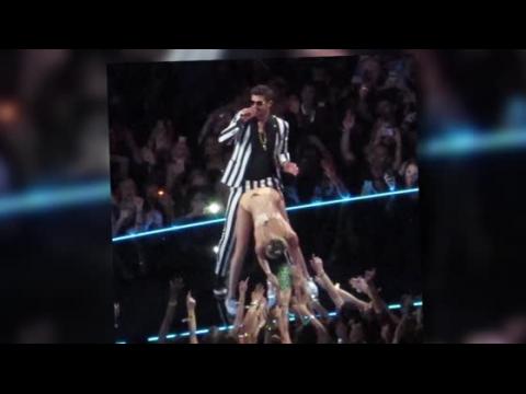 VIDEO : Miley Cyrus Uses A Foam Hand As A Sexual Prop At The MTV VMAs