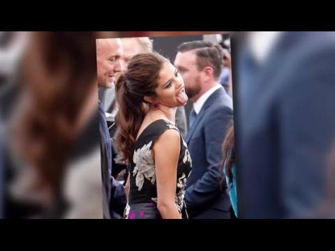 VIDEO : Selena Gomez Does A Miley Cyrus And Sticks Her Tongue Out At Getaway Premiere