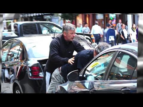 VIDEO : Alec Baldwin Attacks Paparazzi Days After His Wife Gives Birth