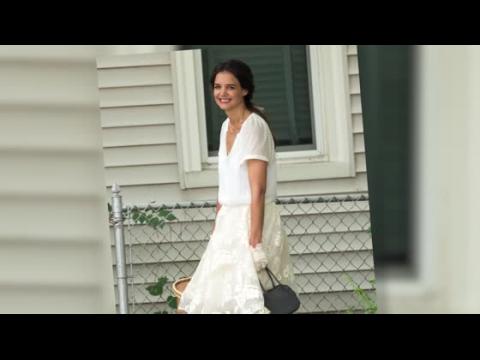 VIDEO : Katie Holmes Looks All-White In A Cute Vintage Outfit