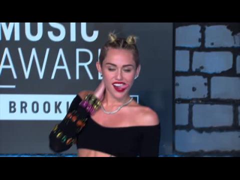 VIDEO : Miley Cyrus's BFF Slams 'Fat' Kelly Clarkson For Criticising Her VMAs Performance
