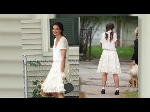 VIDEO : Katie Holmes, Ravissante Dans Un Costume D'poque Blanc