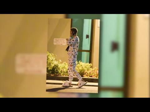 VIDEO : Miley Cyrus Dresses In Child Like Pajamas